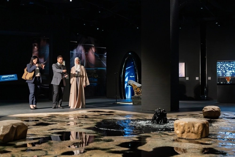 കറുത്ത പൊന്നിന്റെ കഥ ‘ബ്ലാക്ക് ഗോള്ഡ്’; പെട്രോളിയം മാറ്റിമറിച്ച ചരിത്രം കലയിലൂടെ