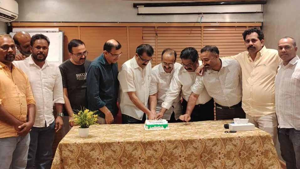 തൃശ്ശൂര്‍ മുന്നേറ്റം: റിയാദില്‍ മധുരവുമായി തൃശ്ശൂര്‍-പാലക്കാട് ഒഐസിസി