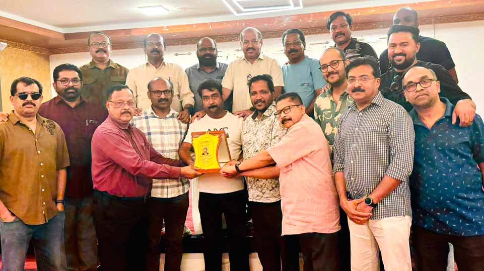റസ്സല്‍ മഠത്തിപ്പറമ്പിലിന് പിഎംഎഫ് യാത്രയയപ്പ്