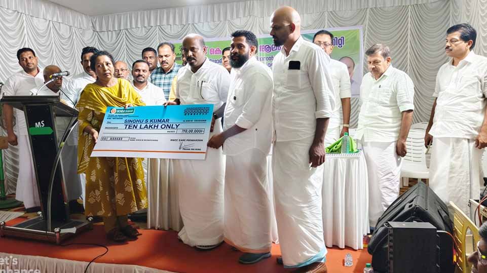 തണലറ്റ കുടുംബത്തിന് സ്നേഹത്തണലായി കെഎംസിസി: ശ്രീകുമാറിന്റെ ഓര്മ്മകള്ക്ക് മുന്നില് 10 ലക്ഷത്തിന്റെ കരുതല്